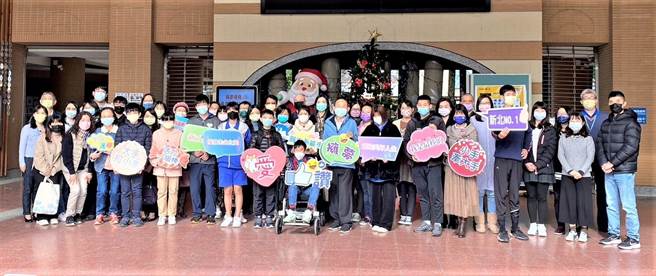 新北市教育局在板橋國小舉辦《擁夢飛翔18》新書編輯開跑活動。（新北市教育局提供）