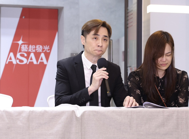 宋逸民在记者会中曾仰头望天、红了眼眶。 （图/陈俊吉摄）