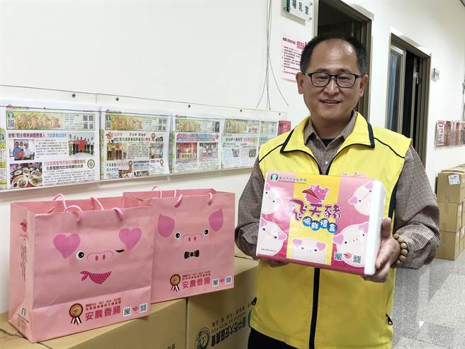大安区农会公益活动，赠送大安、大甲、清水、后里、大雅及南投县仁爱乡等地区405户的弱势族群，春节应景过节礼盒。(陈世宗摄)