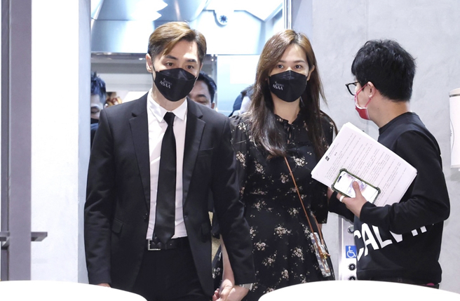 宋逸民（左）稍早回应牧师资格争议。（图／陈俊吉摄）