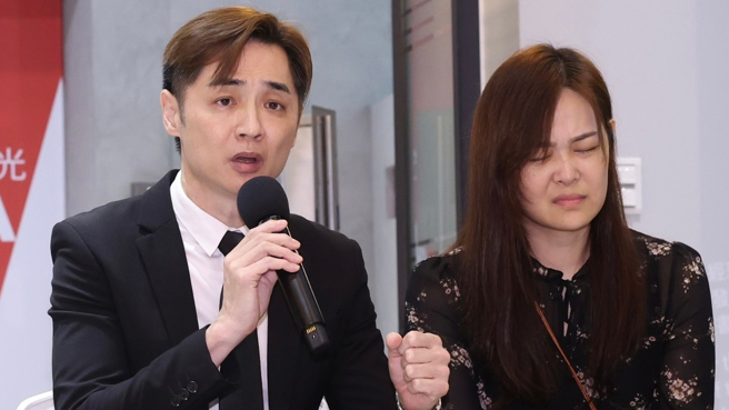 宋逸民在今日与妻子陈维龄一同召开记者会说明。（图/陈俊吉摄）