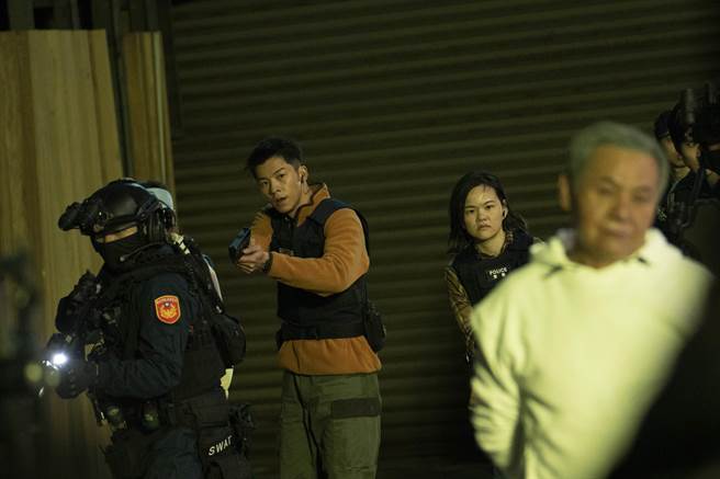 许光汉为戏接受大量动作训练，穿上警察制服拿到枪的瞬间，直呼兴奋。（金盏花提供）