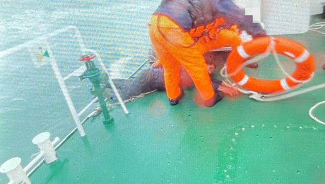 東引海域貨輪沉沒 5船員跳海1獲救，1名船員待在海面浮起的貨櫃上被海巡警艇救起，另外4人失蹤。(戴志揚翻攝)