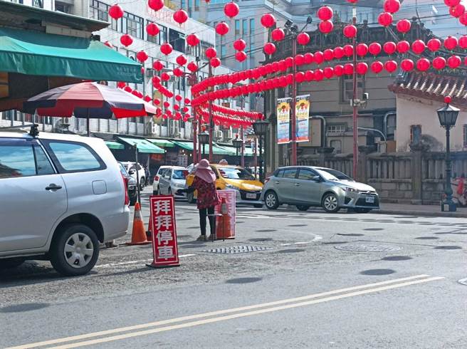 云林县北港朝天宫周边路霸强卖金纸收取停车费，警方展开扫荡。（张朝欣摄）