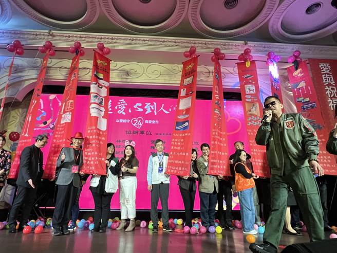 「送爱心到人间」持续举办24年，主办单位准备6辆交通车、10辆电动机车及投影机、弹跳床、轮椅用体重秤、积木等物品捐赠给10个社福单位。(林欣仪摄)