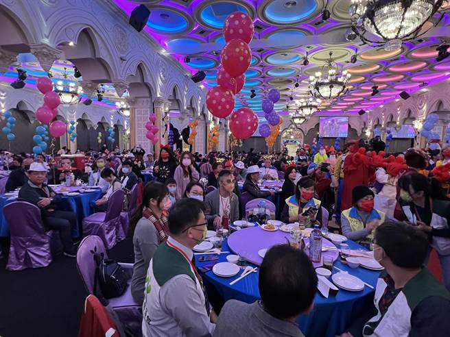 「送爱心到人间」持续举办24年，前两年因疫情取消年前围炉，今年疫情趋缓，再度恢復举办。(林欣仪摄)