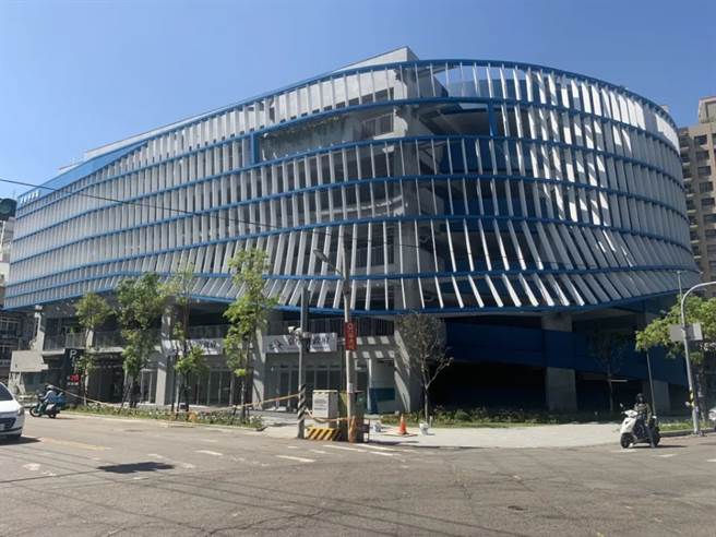 大里东荣立体停车场斥资2.85亿元兴建，为地下一层，地上五层建筑，提供汽车295位、机车104位的停车格。（李天生提供／张亦惠台中传真）