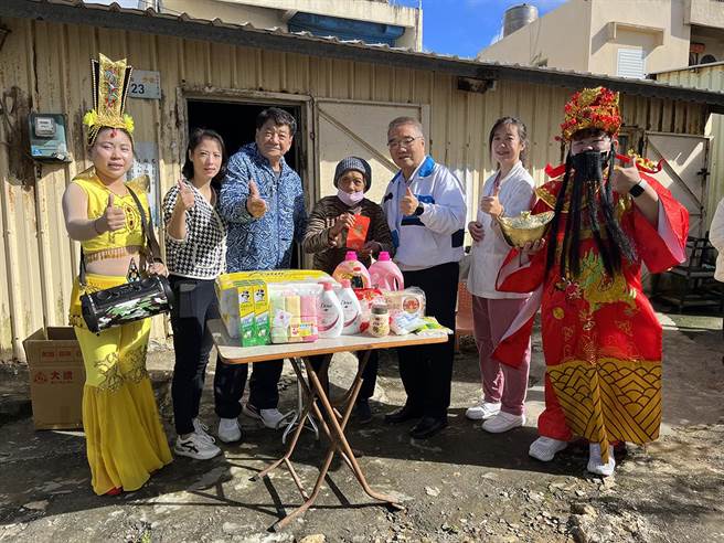 农历春节将至，垦丁福华饭店总经理张积光4日领队到垦丁里寒冬送暖、关怀独老。（垦丁福华提供／谢佳潾屏东传真）
