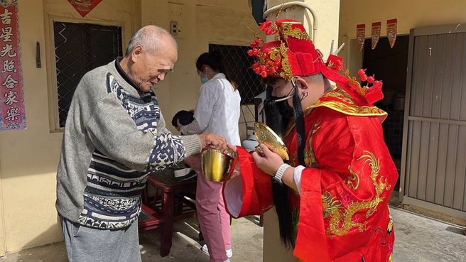 农历春节将至，垦丁福华饭店总经理张积光4日领队到垦丁里寒冬送暖、关怀独老。（垦丁福华提供／谢佳潾屏东传真）