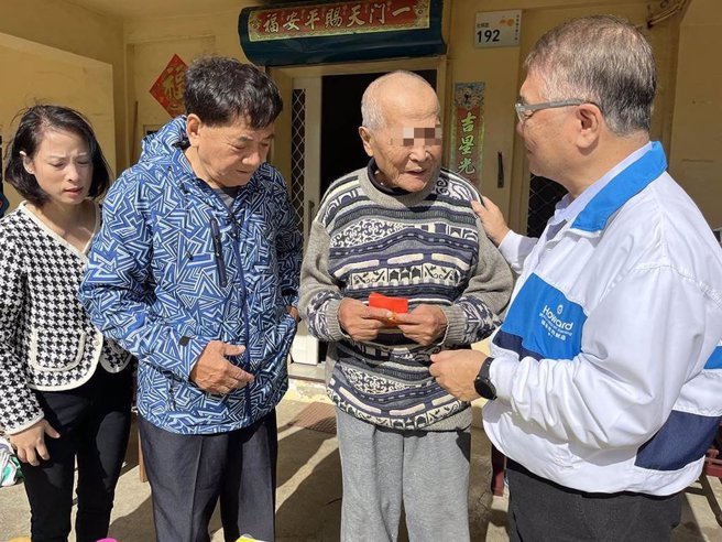 农历春节将至，垦丁福华饭店总经理张积光4日领队到垦丁里寒冬送暖、关怀独老。（垦丁福华提供／谢佳潾屏东传真）