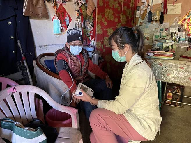 农历春节将至，垦丁福华饭店总经理张积光4日领队到垦丁里寒冬送暖、关怀独老。（垦丁福华提供／谢佳潾屏东传真）