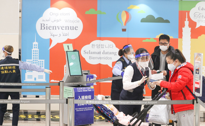 图为桃园机场自中国大陆地区入境旅客排队落地採检情况。（陈麒全摄）