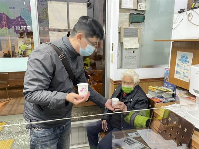 爱心手炼神助攻，潭北警助九旬老妇平安返家。(警方提供)