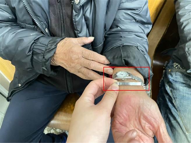 爱心手炼神助攻，潭北警助九旬老妇平安返家。(警方提供)