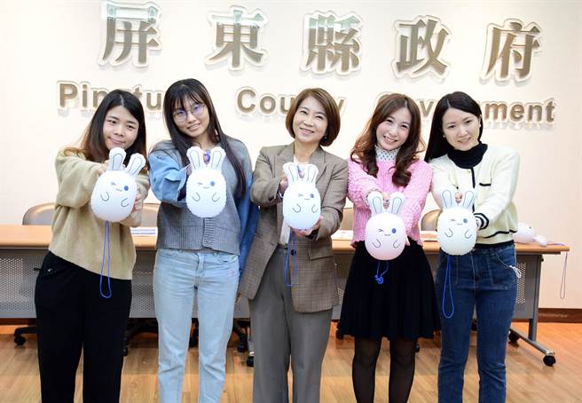 屏东灯节13日点亮璀璨，可爱兔兔提灯抢先亮相。(林和生摄)