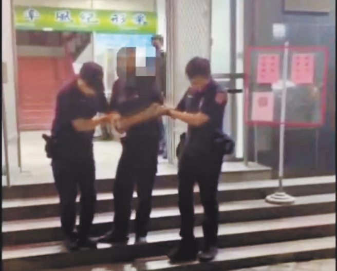 弟弟拿哑铃打爆胞兄头再持刀插颈，棉被裹尸伴7天， 一审判决出炉。(中时资料库)