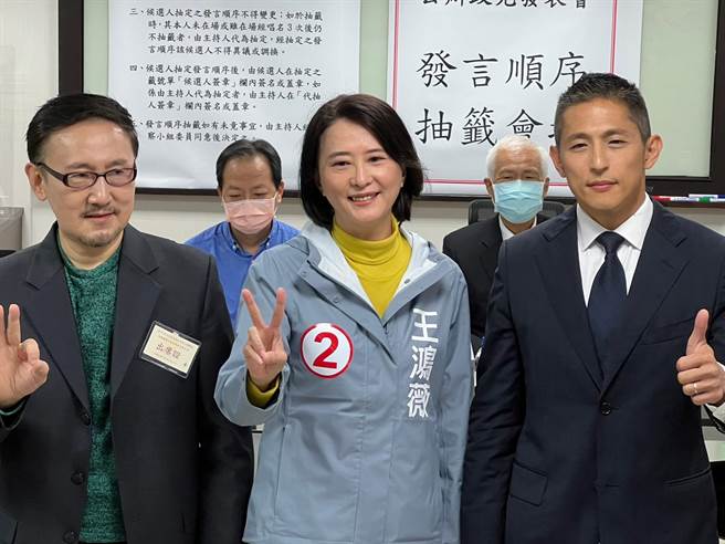 國民黨王鴻薇、民進黨吳怡農以及無黨蕭赫麟等台北市第3選區立委補選3名候選人合照。（李奇叡攝）