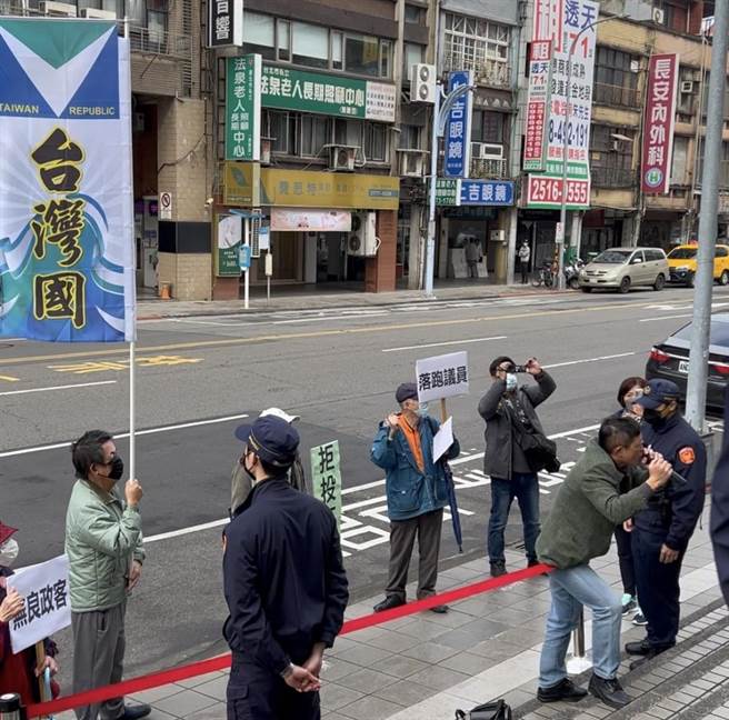 因該陳抗為非法集會，警方於下午2時27分時舉牌警告1次，並勸離陳抗人士。（李奇叡攝）