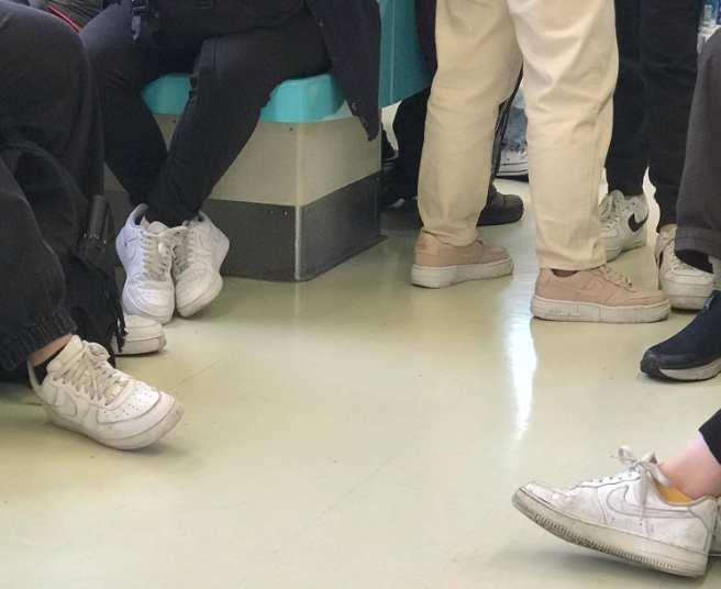 一名網友在捷運上目睹3名乘客撞鞋，同款同顏色，像是在開「同鞋會」。(翻攝自路上觀察學院)