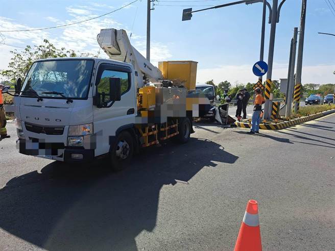 台南市道172線後壁、白河段今天中午發生一起小貨車追撞工程車的事故。（讀者提供／張毓翎台南傳真）