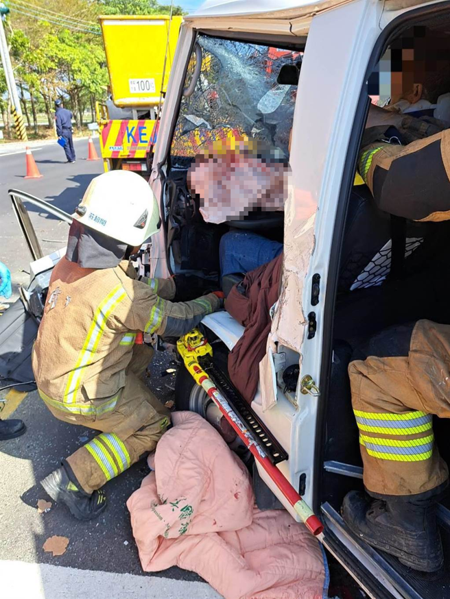 一名男子卡在駕駛座，被消防人員救出後，其意識模糊，左腳骨折、頭部有撕裂傷。（讀者提供／張毓翎台南傳真）