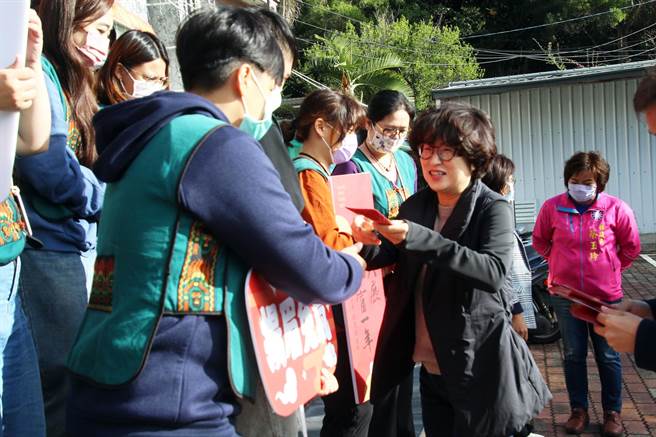台东县长饶庆铃下乡拜年，并 致赠数位红包给第1线员工。（台东县政府提供）