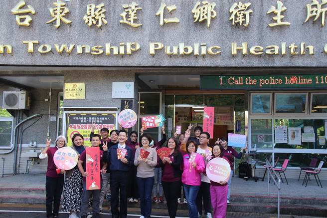 台东县长饶庆铃下乡拜年，并 致赠数位红包给第1线员工。（台东县政府提供）