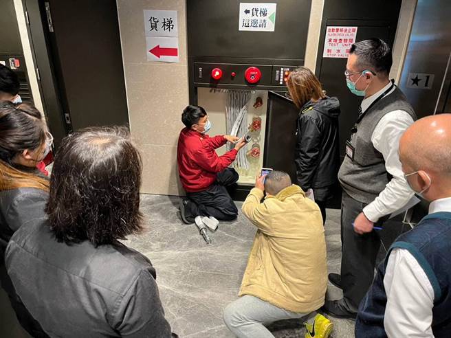 中坜1号社会住宅日前发生火警住户抱怨疏散混乱，桃园市议员谢美英协调消防队对物业公司人员及住户进行防灾宣导。（谢美英提供／吕筱蝉摄）