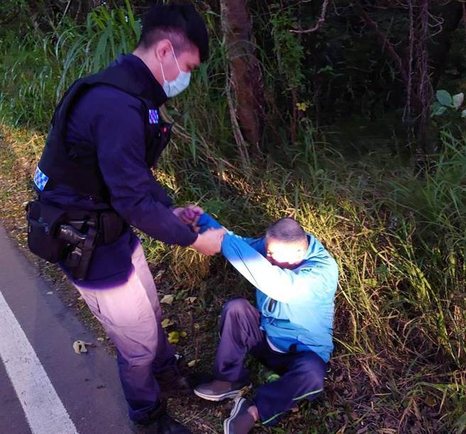 安养院老翁思亲外出呆坐路边员警热心给协助。（警方提供／吕筱蝉桃园传真）
