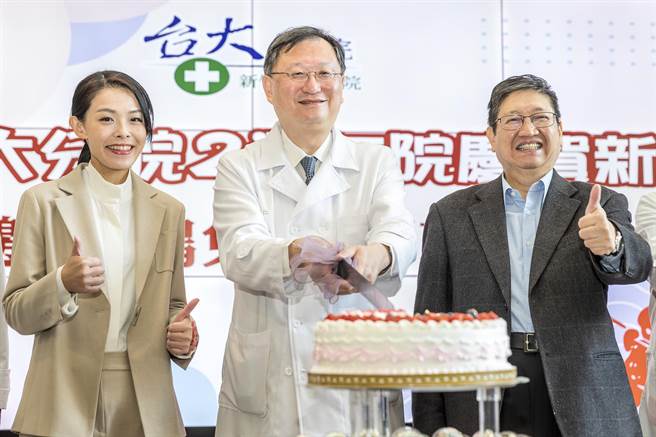 新竹台大分院2周年院庆，新竹县长杨文科（右）和新竹市长高虹安（左）等人齐唱生日快乐歌，院长余忠仁（中）切下生日蛋糕。（罗浚滨摄）