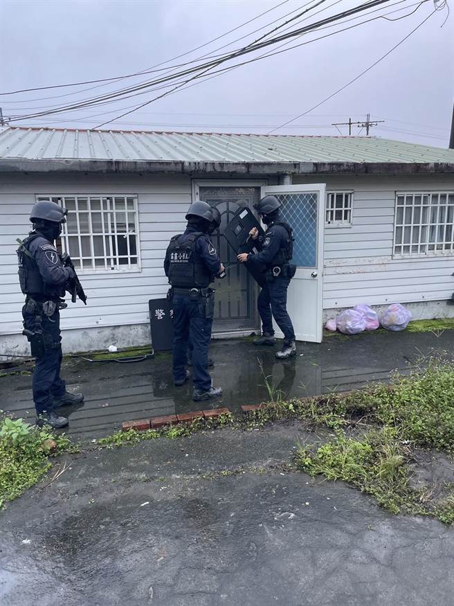 宜警今（4日）上午6时许拂晓出击，前往丁嫌租屋处攻坚。（宜警三星分局提供／吴佩蓉宜兰传真）