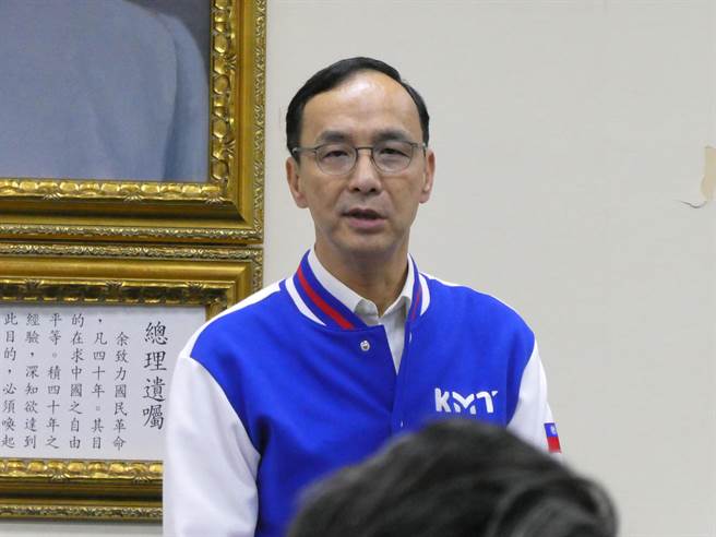 政府去年整体税收超徵逾4500亿元，行政院长苏贞昌今宣布将还税于民，每人发6000元，但方案要视立院审查结果而定，农历春节后才能领到。国民党主席朱立伦今在常会保证，只要方案下周出行政院，立法院一定农历年前完成程序。（周志豪摄）