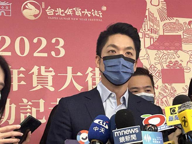 台北市长蒋万安（中）4日下午出席台北市年货大街记者会，会前受访。（陈薏云摄）