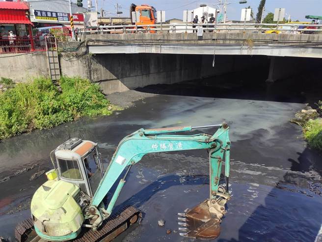 六块厝大排惊见鱼尸，屏东环保局初步排除工业污染。(屏县环保局提供)