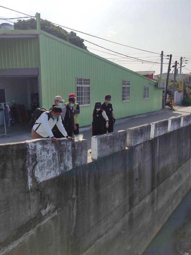 六块厝大排惊见鱼尸，屏东环保局初步排除工业污染。(屏县环保局提供)