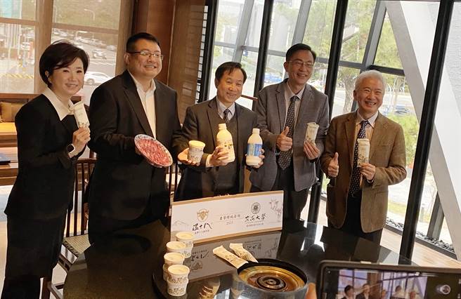 东海大学与「温十八」火锅餐厅签订产学合作，联手将手工冰品推进餐饮市场。（陈淑芬摄）