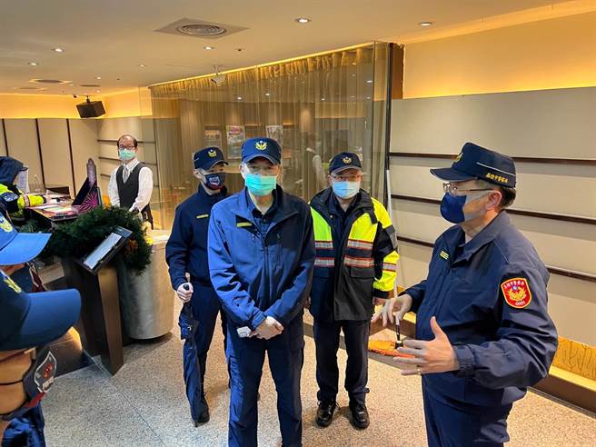 基隆市警察局局长张树德（图右1）3日亲自带队，出动170名警力，针对基隆市内相关场所进行扩大临检及巡逻。（基隆市警察局提供／张志康基隆传真）