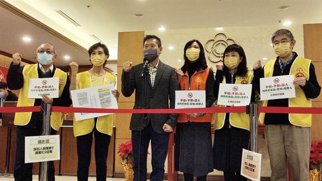 菸害防制法修正案第四次党团协商，国民健康署态度大转弯，召委林为洲和民团今天举行记者会，呼吁卫福部应严格把关加热菸载具管理，捍卫下一代健康。 （全国家长会长联盟提供）