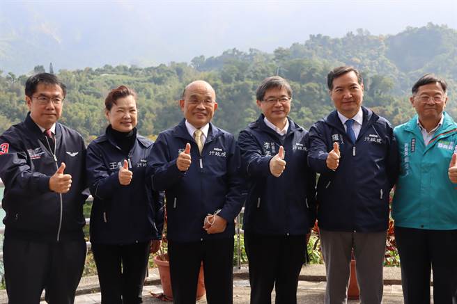 行政院长苏贞昌今到曾文水库视察水情，台南市长黄伟哲、嘉义县副县长刘培东、行政院秘书长李孟谚、经济部长王美花、行政院政委罗秉成等人陪同。（吕妍庭摄）