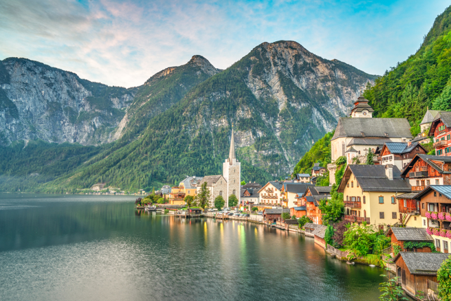 中國觀光客經常造訪的一些地點將定期受檢，如:哈爾施塔特（Hallstatt）。(圖/shutterstock)