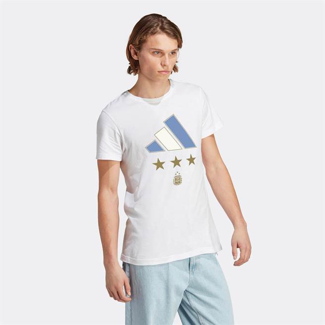 adidas世界盃阿根廷國家隊冠軍短袖上衣，1290元。（adidas提供）