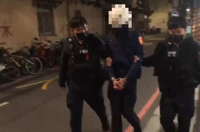 洪男假冒警察身份，被真正的警察带回警局讯问。（警方提供）