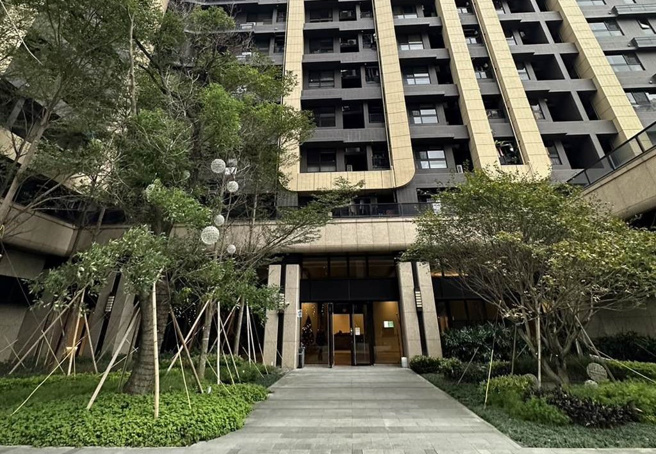 新北市板桥44岁林姓女子因连续2天未上班，同事打电话也联繫不上，因此报警求助，结果警方协同房东进入林女的租屋处查看时，才发现她已陈尸在屋内的沙发上。(黄敬文翻摄)