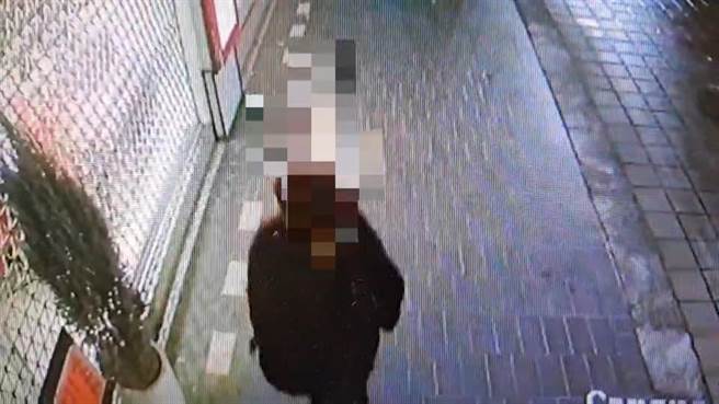 杨男喝醉路倒，黄男趁机行窃。（警方提供）