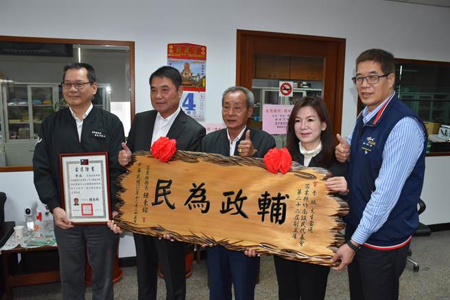 苗栗县长锺东锦4日上午赴竹南镇代会向连任成功的镇代会主席何秀绵、副主席李城致贺。（谢明俊摄）
