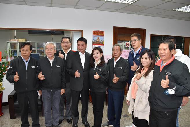苗栗县长锺东锦4日上午赴竹南镇代会向连任成功的镇代会主席何秀绵、副主席李城以及新当选镇代致贺。（谢明俊摄）