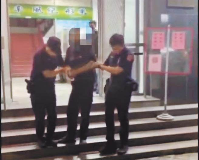 去年4月57岁的王姓男子与亲哥哥发生争执后，王男拿哑铃重击亲哥头部，随后再持蓝波刀往亲哥左颈刺杀，亲哥当场倒卧血泊死亡。（本报资料照片）