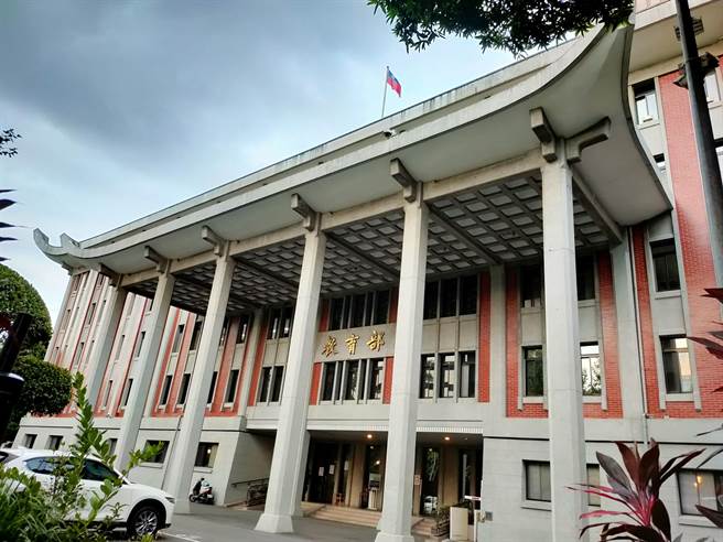 行政院儿权小组建议国防教育纳入幼童学辨别炮弹声，引发争议。教育部长潘文忠回应，提醒儿少委员应以浅白、适合该年龄层的用词与文字，让学生得到相关资讯与了解。（李侑珊摄）