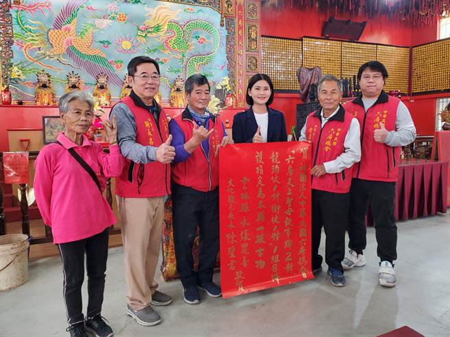 云林县府文化观光处长陈璧君（右三）4日到六房妈今年位于斗六市大北势股的红坛致赠红榜，周告信徒知晓有130年歷史的执事牌、龙头仗、衡仗终获云林县文化资产审议会通过指定为云林县「一般古物」，终于拥有文资身分。（周丽兰摄）
