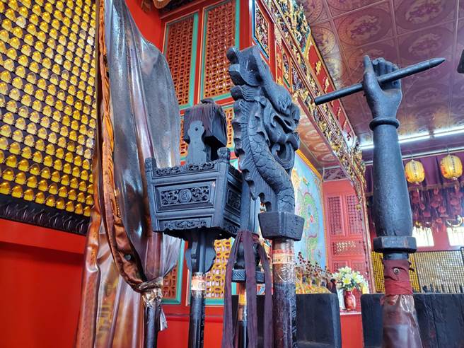 云林六房妈过炉活动的龙头仗（图中的龙头）、衡仗（图右的手执笔）是1894年间民眾敬献。（周丽兰摄）